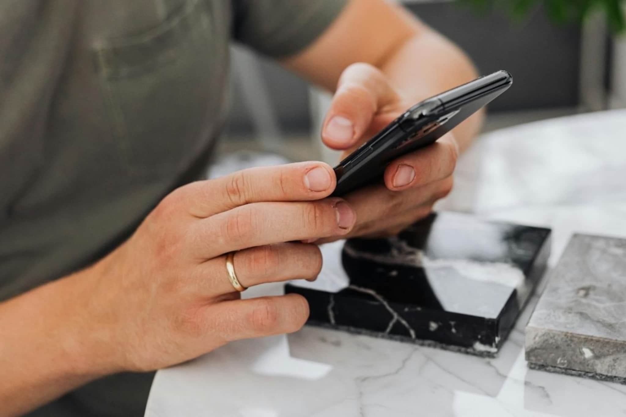 Interesting Facts : फोन हातावर आपटून खरंच सिग्नल, नेटवर्क किंवा इंटरनेट येतं का?