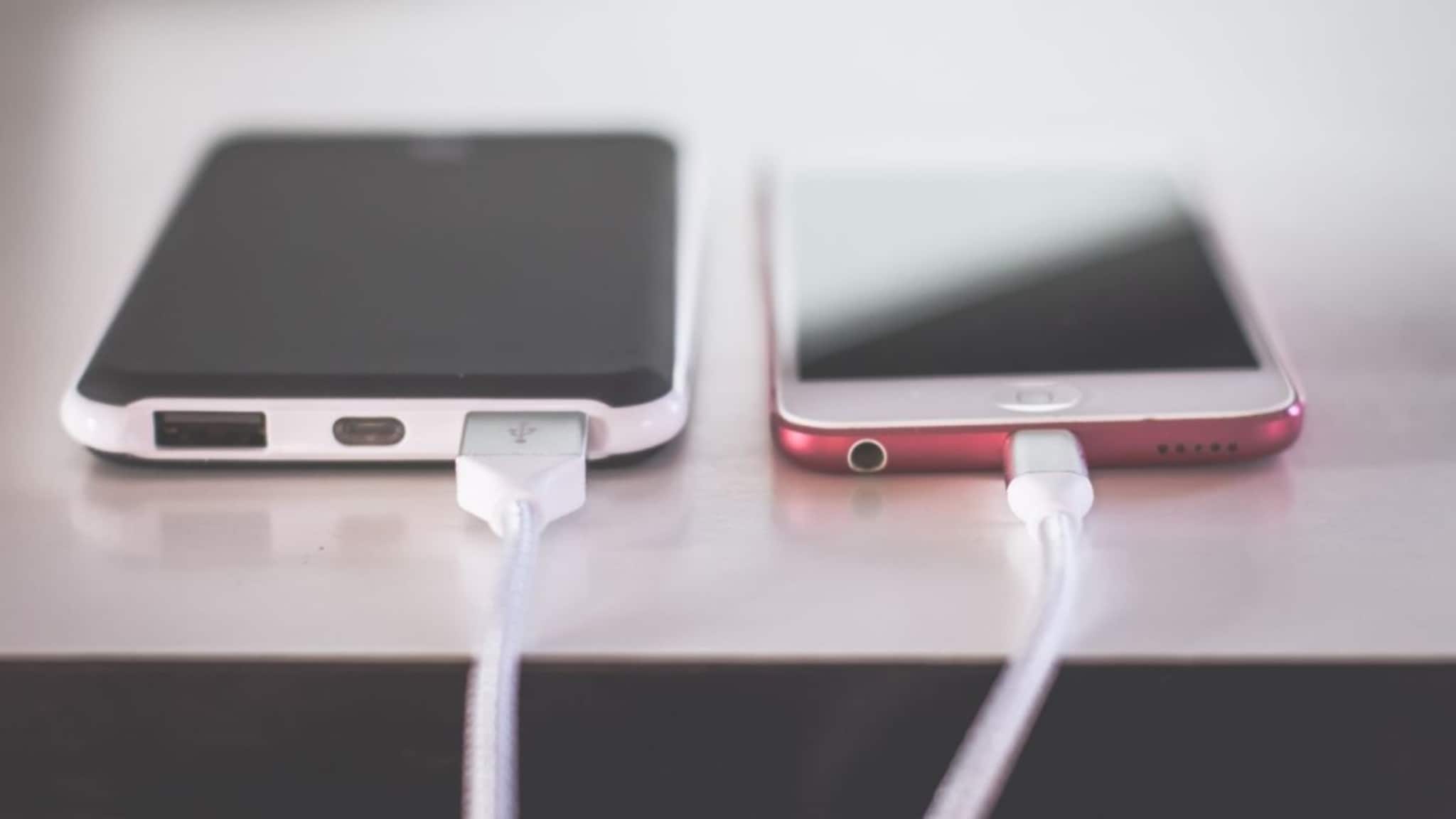 Mobile Interesting Facts : मोबाईल बंद करून चार्जिंग केल्यावर फोन जास्त वेगाने चार्ज होतो का?