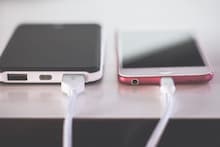 Mobile Interesting Facts : मोबाईल बंद करून चार्जिंग केल्यावर फोन जास्त वेगाने चार्ज होतो का?