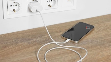 मोबाईल बंद करून चार्जिंग केल्यावर फोन जास्त वेगाने चार्ज होतो का? मोबाईल बंद करून चार्जिंग केल्यावर फोन जास्त वेगाने चार्ज होतो का?