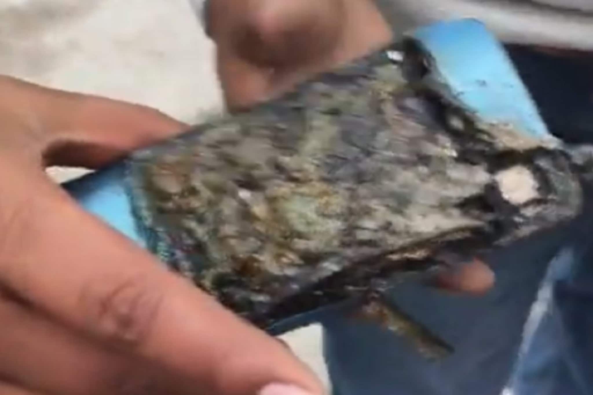 Motorola फोनचा खिशातच झाला ब्लास्ट! 'या' चुकांमुळे होतो स्मार्टफोनचा ब्लास्ट