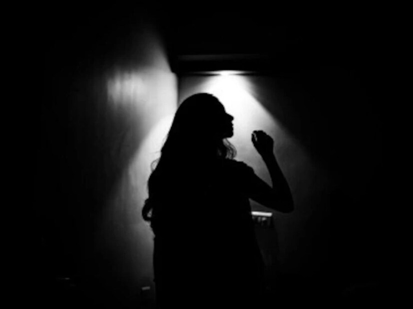  बॉलिवूडच्या अनेक महत्त्वाच्या प्रोजेक्टचा ही अभिनेत्री भाग आहे. फक्त विनोद खन्नाच नव्हे तर तिने फिरोज खानसोबतही रोमँटिक अंदाजात स्क्रीन शेअर केली आहे. अभिनेत्री आता पुन्हा एकदा चर्चेत आली आहे. कारण 90च्या दशकात विनोद खन्नासोबत तिने शूट केलेल्या बोल्ड रेन सिक्वेन्सबद्दलचा किस्सा सध्या सोशल मीडियावर व्हायरल होत आहे.