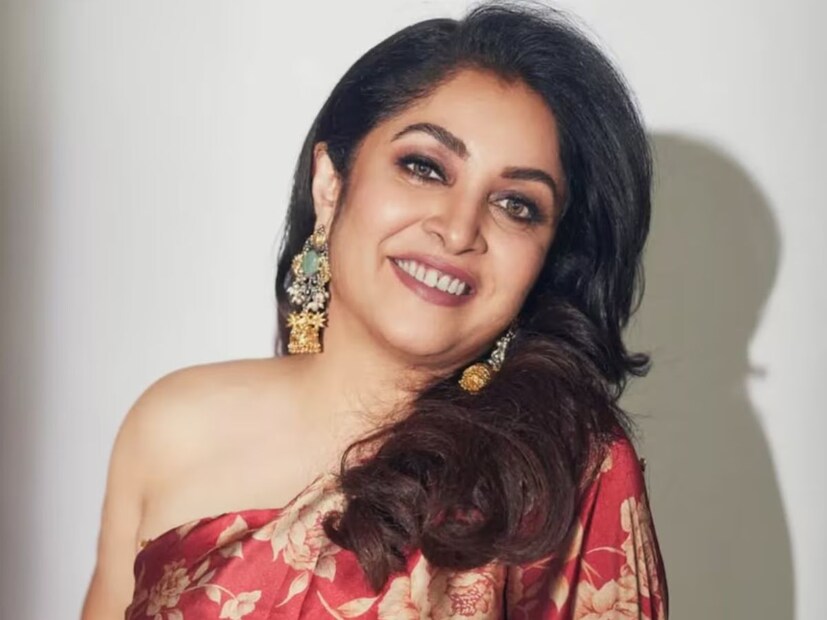  बॉलिवूडची ही अभिनेत्री म्हणजे दुसरी कोणी नाही, तर राम्या कृष्णन आहे. राम्या कृष्ण जेलर, बाहुबली अशा मोठ्या प्रोजेक्टचाही भाग आहे. तिने 1984 मध्ये ‘कांचू कागाडा’ या चित्रपटाच्या माध्यमातून तेलुगू सिनेमात पदार्पण केले आणि आपल्या बहुमुखी अभिनयाची छाप सोडली.