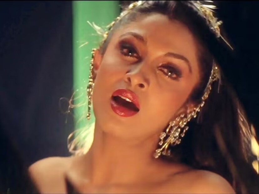  1993 साली आलेल्या सुपरहिट ‘खलनायक’ मध्ये तिने संजय दत्त, जॅकी श्रॉफ आणि माधुरी दीक्षितसोबत काम केले. ज्याबद्दल आजही खूप चर्चा होते.