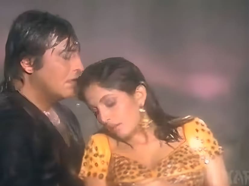  1993 मध्ये राम्याचा विनोद खन्नासोबतचा आणखी एक चित्रपट रिलीज झाला. त्या चित्रपटाचं नाव ‘परंपरा’ आणि गाणं आहे ‘तू सावन हो मैं प्यास पिया’. हे गाणं पावसात शूट करण्यात आलं होतं. ज्यात दोघांमध्ये इंटिमेट सीन होते.