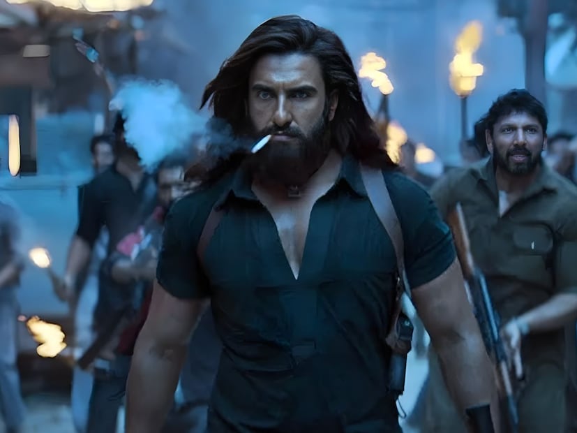 रणवीर सिंह अभिनीत 'धुरंधर' हा चित्रपट सध्या बॉक्स ऑफिसवर धुमाकूळ घालत आहे. या चित्रपटात संजय दत्त, आर. माधवन, अर्जुन रामपाल हे कलाकार मुख्य भूमिकेत आहेत. पण अक्षय खन्नाच्या अभिनयाचं सर्वत्र कौतुक होत आहे. एकीकडे 'धुरंधर' धुमाकूळ घालत असताना दुसरीकडे एक दाक्षिणात्य चित्रपट (South Movies) रिलीज झालाय. त्यामुळे आता ही साऊथ फिल्म 'धुरंधर'ला मागे टाकणार असल्याची दाट शक्यता आहे. रणवीर सिंह अभिनीत 'धुरंधर' हा चित्रपट सध्या बॉक्स ऑफिसवर धुमाकूळ घालत आहे. या चित्रपटात संजय दत्त, आर. माधवन, अर्जुन रामपाल हे कलाकार मुख्य भूमिकेत आहेत. पण अक्षय खन्नाच्या अभिनयाचं सर्वत्र कौतुक होत आहे. एकीकडे 'धुरंधर' धुमाकूळ घालत असताना दुसरीकडे एक दाक्षिणात्य चित्रपट (South Movies) रिलीज झालाय. त्यामुळे आता ही साऊथ फिल्म 'धुरंधर'ला मागे टाकणार असल्याची दाट शक्यता आहे.