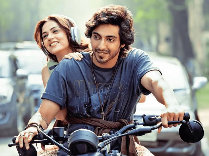  गूगलवर सर्वाधिक सर्च केलेल्या चित्रपटाचं नाव ऐकूण तुम्हीची आश्चर्यचकित व्हाल. कारण ही फिल्म एवढी सुपरहिट ठरेल आणि चर्चेचा विषय बनेल याची कोणी कल्पनाही केली नव्हती. या चित्रपटाला प्रेक्षकांनी खूपच प्रेम दिलं, तसेच कथा, कलाकारांची कामगिरी आणि गाणीही खूप आवडली. मोहित सूरी दिग्दर्शित ‘सैयारा’ असं या चित्रपटाचं नाव आहे. या चित्रपटातून अहान पांडेने अभिनय क्षेत्रात पदार्पण केले. तर अनीत पड्डाची ही तिसरी फिल्म होती.