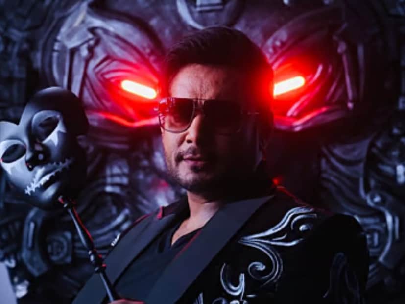  'द डेविल' हा बहुप्रतीक्षित चित्रपट रिलीज होण्याआधीच त्याचे 150 अर्ली मॉर्निंग शो कर्नाटकात हाऊसफुल होते. कर्नाटकात 90% हा चित्रपट सिंगल स्क्रिन थिएटरमध्ये रिलीज करण्यात आला आहे. सकाळी 6.30 वाजल्यापासून या चित्रपटाचे शो लागले गेले होते. अॅडव्हान्स बुकिंगमध्येच या चित्रपटाने दणदणीत कमाई केली आहे. आता देशभरात या कन्नड फिल्मचा बोलबाला असल्याचं पाहायला मिळत आहे.