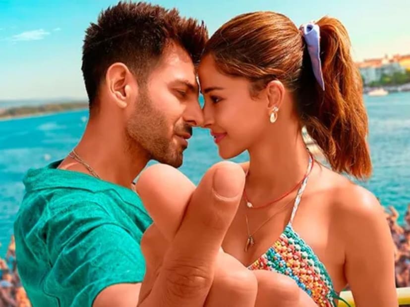  तू मेरी मैं तेरा में तेरा तू मेरी (Tu Meri Main Tera Main Tera Tu Meri) : कार्कित आर्यन आणि अनन्या पांडे यांचा 'तू मेरी मैं तेरा में तेरा तू मेरी' हा एक अनोखा, रंगीत रोमँटिक, कॉमेडी चित्रपट आहे. टायटल मोठं असलं तरी या चित्रपटाचा हल्का-फुल्का जॉनर आहे. 25 डिसेंबर 2025 रोजी हा सिनेमा प्रेक्षकांच्या भेटीला येईल.