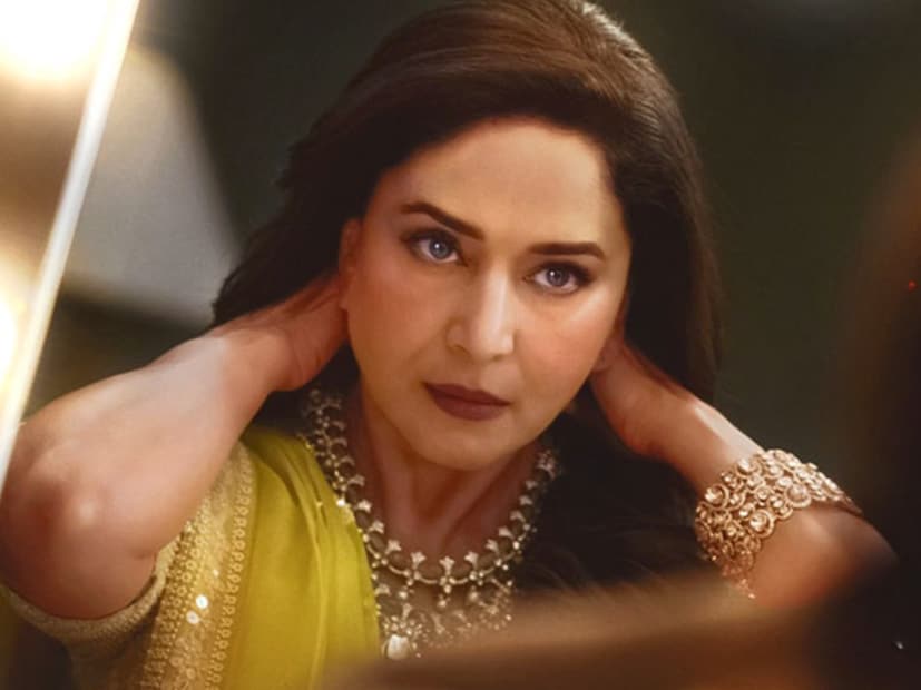माधुरी दीक्षित (Madhuri Dixit) 'मिसेज देशपांडे' (Mrs Deshpande) या बहुप्रतीक्षित सीरिजच्या माध्यमातून प्रेक्षकांच्या भेटीला आली आहे. ही एक सायकोलॉजिकल थ्रिलर वेब सीरिज आहे. या सीरिजमध्ये 'धक-धक गर्ल' पहिल्यांदाच सीरियल किलरच्या भूमिकेत पाहायला मिळत आहे. माधुरी एका पोलीस अधिकाऱ्याच्या मदतीने एका कॉपीकॅट किलरला पकडते. माधुरी दीक्षित (Madhuri Dixit) 'मिसेज देशपांडे' (Mrs Deshpande) या बहुप्रतीक्षित सीरिजच्या माध्यमातून प्रेक्षकांच्या भेटीला आली आहे. ही एक सायकोलॉजिकल थ्रिलर वेब सीरिज आहे. या सीरिजमध्ये 'धक-धक गर्ल' पहिल्यांदाच सीरियल किलरच्या भूमिकेत पाहायला मिळत आहे. माधुरी एका पोलीस अधिकाऱ्याच्या मदतीने एका कॉपीकॅट किलरला पकडते.