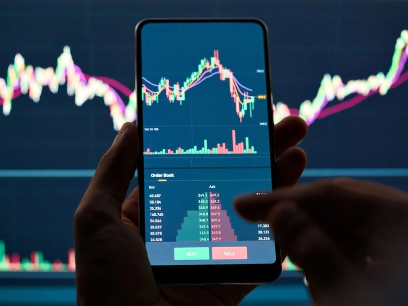 कंपनीची आर्थिक स्थितीकंपनीच्या तिमाही निकालांमध्ये सातत्याने सुधारणा होत असल्यामुळे शेअरची मागणी वाढत आहे. Q2 FY26 मध्ये कंपनीचा निव्वळ नफा 159% वाढून 350.6 कोटी झाला. महसूल YoY आधारावर 7.2% वाढून 2,081 कोटी झाला. EBITDA 362.1 कोटी इतका नोंदला गेला (28.3% वाढ). मार्जिन 14.5% वरून 17.4% पर्यंत वाढले. नोव्हेंबरमध्ये कंपनीची डिलर विक्री 32% ने वाढून 2,835 युनिट्सवर पोहोचली. घरेलू विक्रीत 35% वाढ, तर निर्यातीत थोडी घट दिसली.
