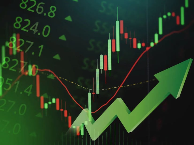 फोर्स मोटर्स या छोट्या परंतु दमदार शेअरने गुंतवणूकदारांचे स्वप्न प्रत्यक्षात उतरवले आहे. या कंपनीच्या शेअर्सने अल्पावधीतच गुंतवणूकदारांना करोडपती बनवण्याइतका प्रचंड परतावा दिला आहे. फक्त 1 लाख रुपयांची गुंतवणूक आज तब्बल 81 लाखांवर पोहोचली असून, सलग चौथ्या वर्षी मल्टीबैगर परतावा मिळवून देत हा शेअर बाजारातील सर्वात मोठ्या वेल्थ–क्रिएटर्सपैकी एक ठरला आहे. गुंतवणुकीच्या वेगवान जगात असे शेअर्स विरळच मिळतात, पण फोर्स मोटर्सने गेल्या काही वर्षांत ज्या पद्धतीने कामगिरी केली आहे. त्यामुळे हा शेअर गुंतवणूकदारांसाठी सुवर्णसंधी ठरला.