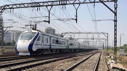 Vande Bharat Express: मुंबई-गोवा वंदे भारत एक्सप्रेस 20 कोचेसची करण्याची मागणी, प्रवाशांकडून विस्तारीकरणाची मागणी Vande Bharat Express: मुंबई-गोवा वंदे भारत एक्सप्रेस 20 कोचेसची करण्याची मागणी, प्रवाशांकडून विस्तारीकरणाची मागणी