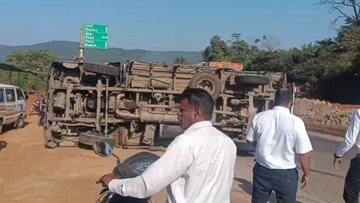 मुंबई गोवा महामार्गावर अपघात, अचानक रिक्षा समोर आल्याने ब्रेक दाबला, ट्रक पलटी