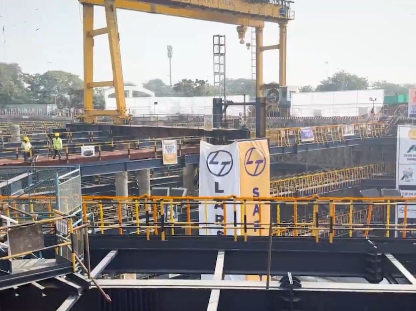 म्हणजे तुम्ही पूर्वेकडील उपनगरं जशी चेंबूर, वडाळ्याहून ईस्टर्न फ्रीवे मार्गे न्यूकिया भागातून येता, तेव्हा फ्रीवे संपताच ऑरेंज गेटवर येता आणि तिथून पीडी मेलो रोड, डॉकयार्ड रोड, माझगाव, वाडी बंदर, फोर्ट, कुलाबा अशा दक्षिण मुंबईच्या भागात जाऊ शकतात.