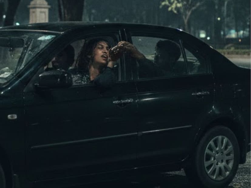 रात्री सुमारे 9 वाजता महिला अॅपवर कॅबची वाट पाहत असताना एक कार थांबली. त्या कारमध्ये तीन जण होते, त्यापैकी एकाला ती तीन महिन्यांपासून ओळख होती. कार थांबताच तिला आत खेचण्यात आले. तिला जबरदस्तीने मद्य पाजण्यात आले, ज्यात कथितपणे ड्रग्सने मिसळलेले होते आणि त्यानंतर तिच्यावर अत्याचार झाला. नंतर आरोपींनी तिला मैदान परिसरात सोडून पळ काढला. महिलेची सुटका करण्यात आली आणि तिला उपचारासाठी SSKM रुग्णालयात दाखल करण्यात आले. 