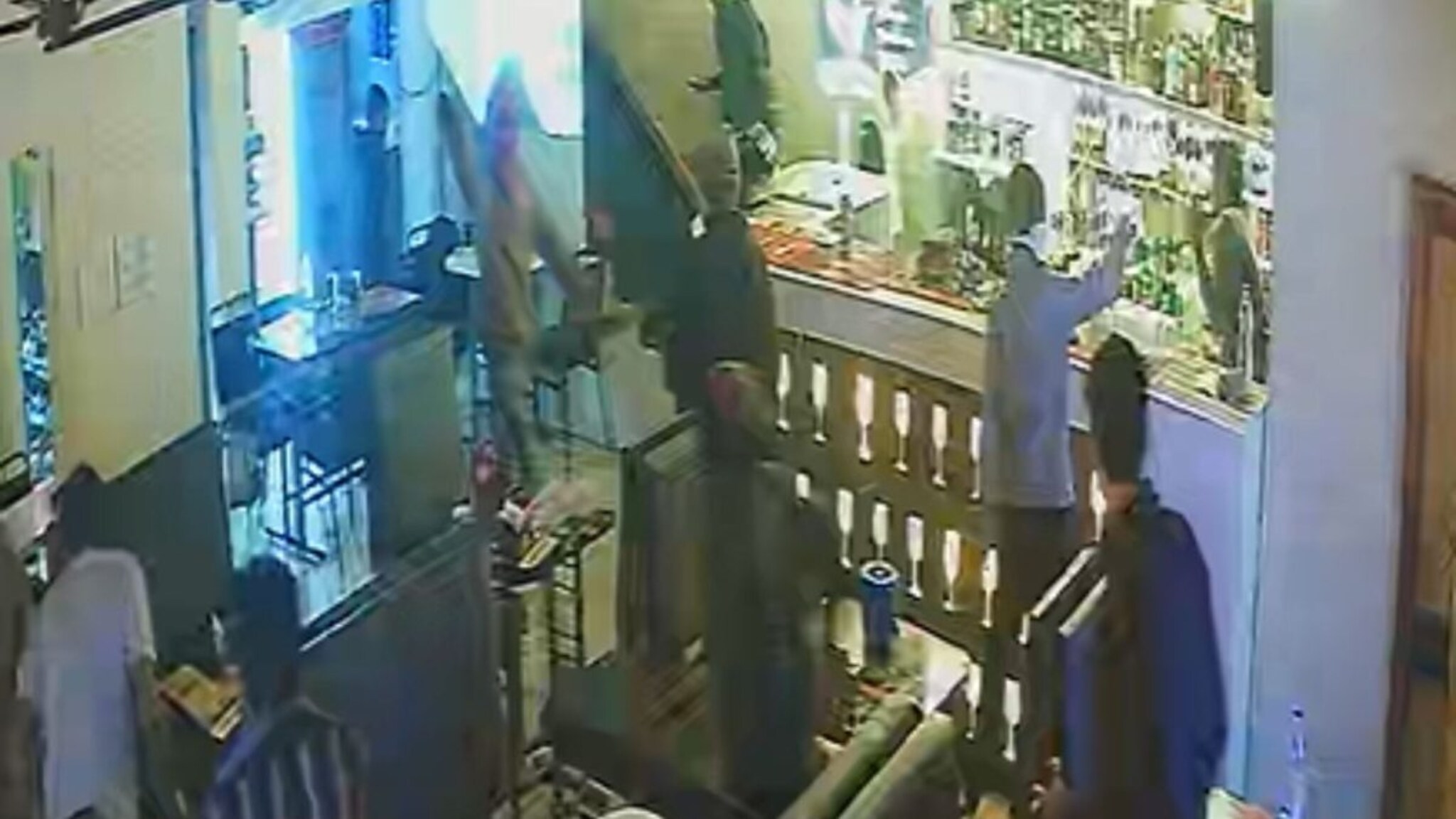 वेटरने बसायला जागा न दिल्याने मोठा राडा, नागपुरात थेट बारच फोडला