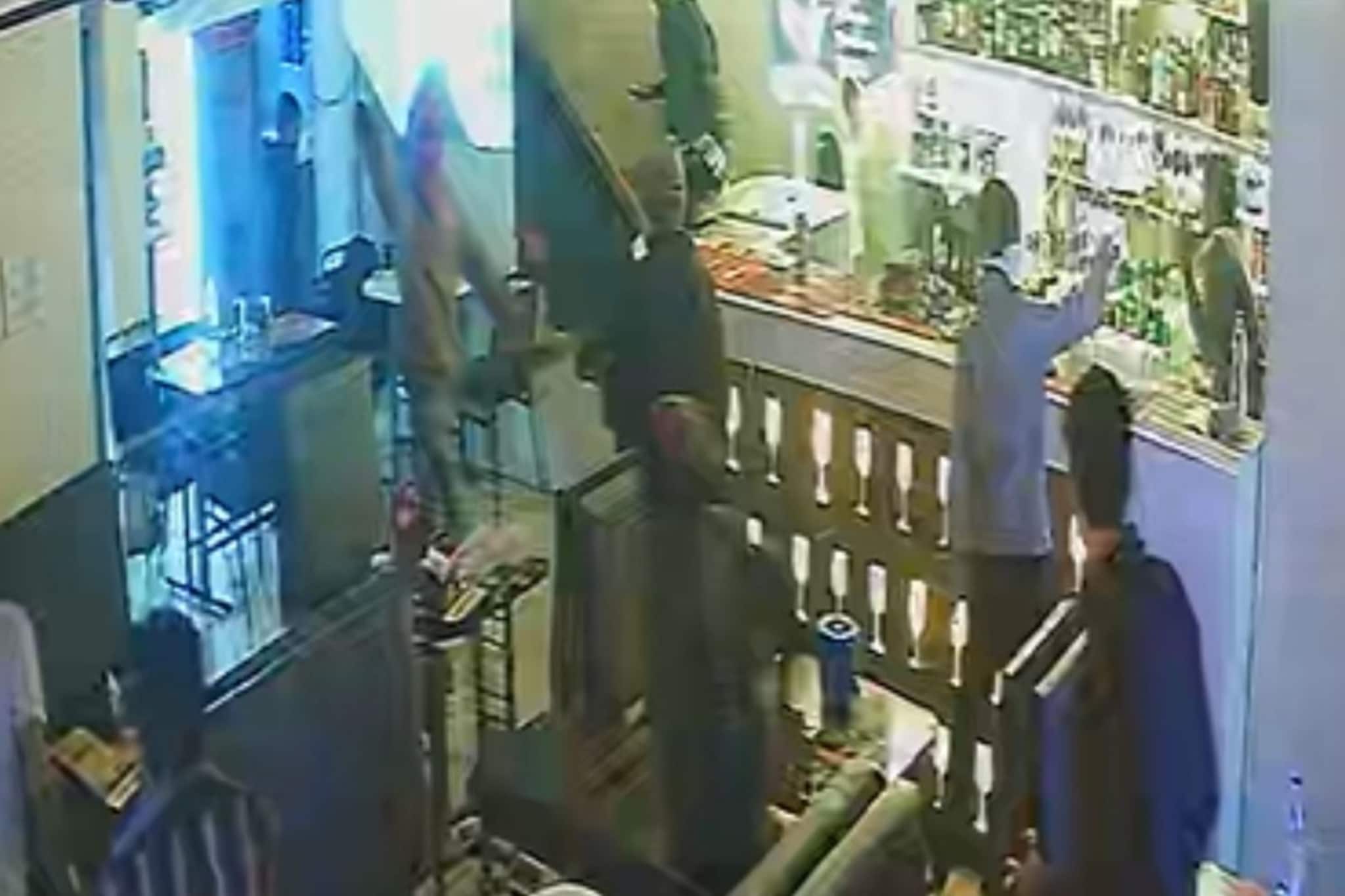 वेटरने बसायला जागा न दिल्याने मोठा राडा, नागपुरात थेट बारच फोडला वेटरने बसायला जागा न दिल्याने मोठा राडा, नागपुरात थेट बारच फोडला