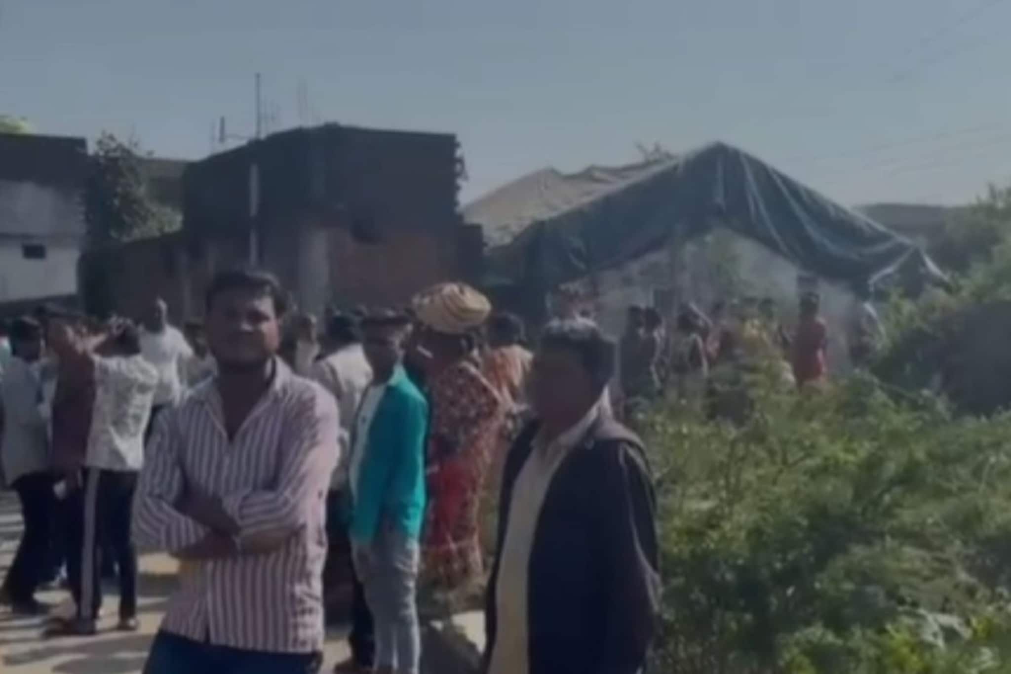 राग अनावर झाला अन् लाकडी दांड्याने.... रक्ताच्या थारोळ्या माय-लेकी