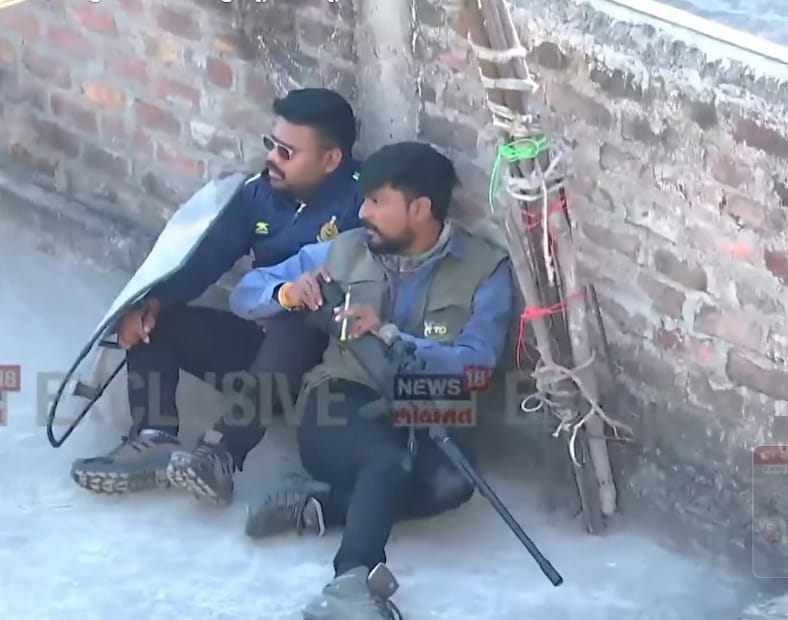 हिवाळी अधिवेशन सुरू असताना सगळीकडे मात्र चर्चा बिबट्याची सुरू आहे. नागपुरात बिबट्याने अक्षरश: हैदोस घातला आहे. एक दोन नाही तर 7 जणांवर त्याने हल्ला केला आहे. यामुळे परिसरात भीतीचं वातावरण आहे. या बिबट्याला पकडण्यासाठी शर्थीचे प्रयत्न सुरू आहेत. हिवाळी अधिवेशन सुरू असताना सगळीकडे मात्र चर्चा बिबट्याची सुरू आहे. नागपुरात बिबट्याने अक्षरश: हैदोस घातला आहे. एक दोन नाही तर 7 जणांवर त्याने हल्ला केला आहे. यामुळे परिसरात भीतीचं वातावरण आहे. या बिबट्याला पकडण्यासाठी शर्थीचे प्रयत्न सुरू आहेत.