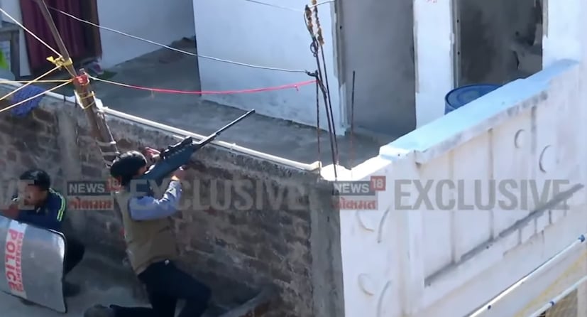 पूर्णपणे बेशुद्ध झाल्यानंतर, त्याला जाळीच्या साहाय्याने पकडून पिंजऱ्यात टाकण्यात आले. बिबट्याला पकडण्याचे हे थरारक रेस्क्यू ऑपरेशन वनविभाग आणि पोलिसांच्या संयुक्त प्रयत्नातून यशस्वीरित्या पार पडले. 