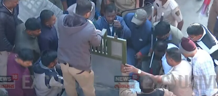 सुदैवाने, या बचाव मोहिमेदरम्यान बचाव पथकातील कोणालाही दुखापत झाली नाही आणि बिबट्याला सुरक्षितपणे पकडण्यात आले. बिबट्याला आता पुढील उपचारासाठी आणि सुरक्षित स्थळी सोडण्यासाठी घेऊन जाण्यात आले आहे. 