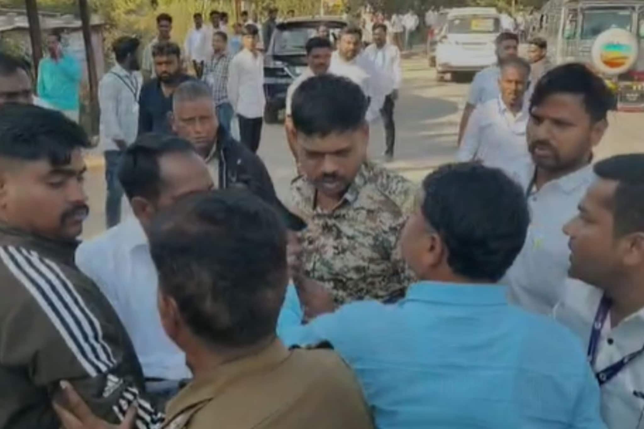 नांदेडमध्ये मतदानाला गालबोट, धर्मादाबादला मोठा राडा; महिलेला मारहाण, वाद चिघळला