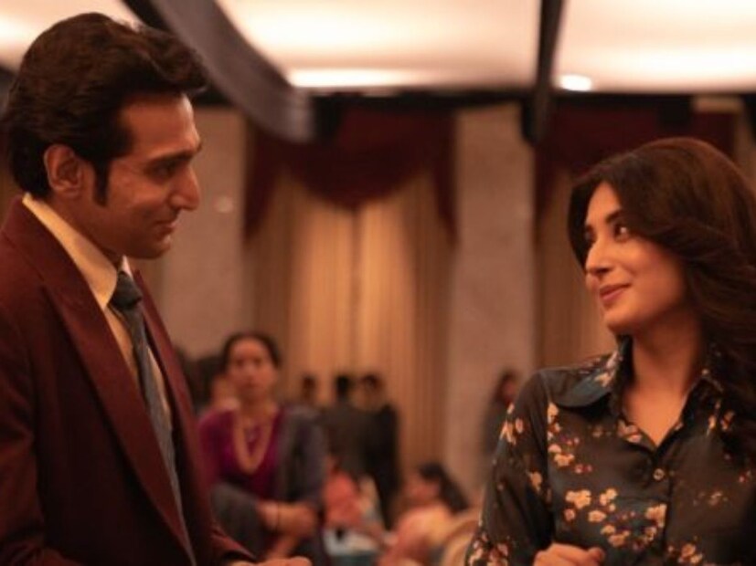  ओटीटीवरील 6 एपिसोडच्या या जबरदस्त सीरिजचं नाव 'सारे जहां से अच्छा है' (Saare Jahan Se Accha) असं आहे. 2025 मध्ये ही सीरिज प्रेक्षकांच्या भेटीला आली आहे. या सीरिजमध्ये प्रतीक गांधी मुख्य भूमिकेत आहे. सनी हिंदुजा, कृतिका कामरा, तिलोतिमा आणि अनूप सोनी हे कलाकारदेखील या सीरिजमध्ये महत्त्वाच्या भूमिकेत आहेत.