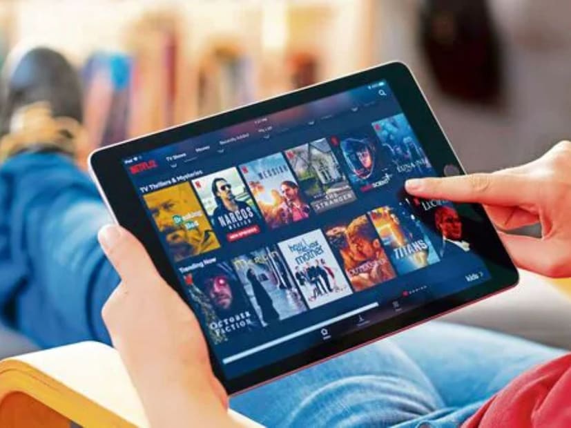 2025 हे वर्ष लवर्ससाठी खूप खास ठरलं. या नव्या वर्षात ओटीटीवर अनेक फिल्म आणि सीरिज रिलीज झाल्या. या फिल्म-सीरिजने प्रेक्षकांचं चांगलच मनोरंजन केलं. जबरदस्त कथानक, स्सपेन्स अशा अनेक गोष्टींमुळे या सीरिज आणि फिल्मला प्रेक्षकांनी पसंती दर्शवली. 2025 हे वर्ष लवर्ससाठी खूप खास ठरलं. या नव्या वर्षात ओटीटीवर अनेक फिल्म आणि सीरिज रिलीज झाल्या. या फिल्म-सीरिजने प्रेक्षकांचं चांगलच मनोरंजन केलं. जबरदस्त कथानक, स्सपेन्स अशा अनेक गोष्टींमुळे या सीरिज आणि फिल्मला प्रेक्षकांनी पसंती दर्शवली.