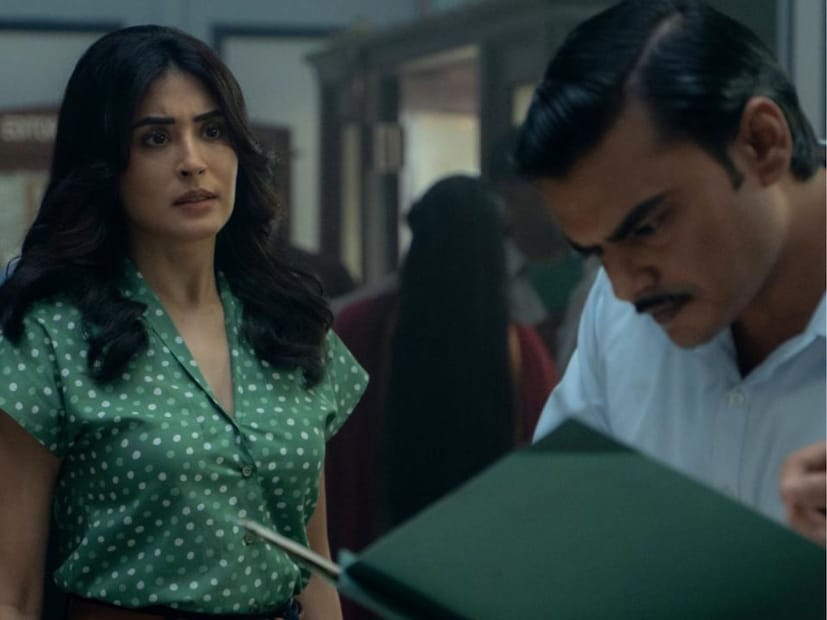  'सारे जहां से अच्छा है' या सीरिजचं कथानक 1970 च्या दशकावर आधारित आहे. भारत-पाकिस्तान यांच्यातील तनाव या सीरिजमध्ये योग्य पद्धतीने दाखवण्यात आला आहे. या सीरिजमध्ये प्रतीक गांधी विष्णु शंकर यांच्या भूमिकेत आहे. पाकिस्तानात घडणाऱ्या एका प्लॅनिंगची वाट लावणं हे विष्णु शंकरचं मिशन असलेलं पाहायला मिळतं.