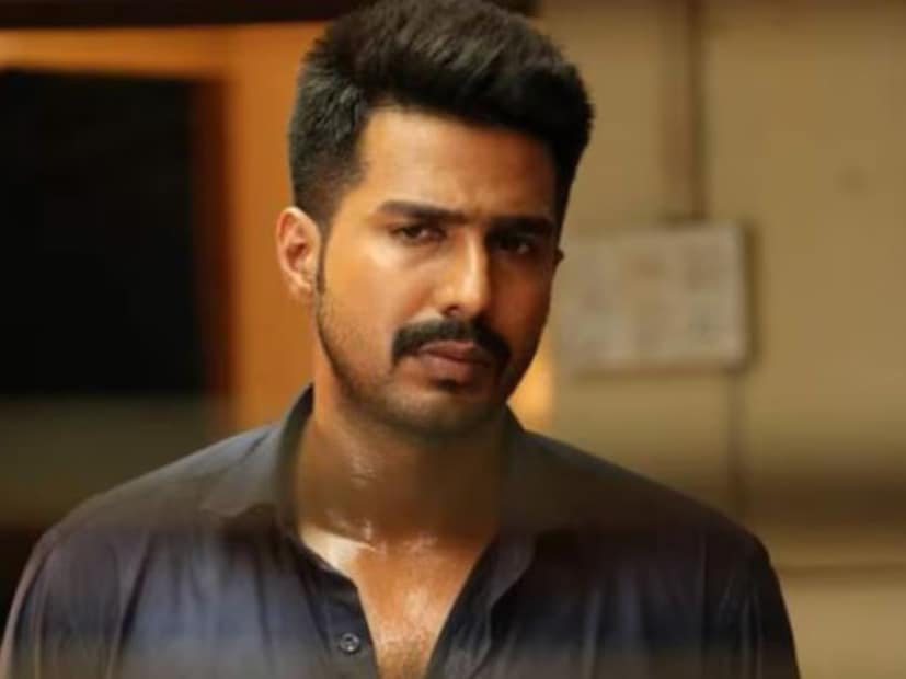  'रत्सासन' हा सायकोलॉजिकल थ्रिलर 2018 मध्ये थिएटरमध्ये प्रदर्शित झाला. चित्रपटाची कथा शाळकरी मुलींच्या हत्या आणि त्याच्या तपासावर आधारित आहे. ‘रत्सासन’च्या प्रचंड यशानंतर याचे अनेक रिमेक्स बनले. पण 7 वर्षांनंतरही मूळ चित्रपटाची बरोबरी कोणी करू शकलेले नाही. याची साक्ष त्याची IMDb रेटिंग देते. या सायकोलॉजिकल थ्रिलरला IMDb वर 8.3 रेटिंग मिळाली आहे. जिओ हॉटस्टार या ओटीटी प्लॅटफॉर्मवर तुम्हाला हा चित्रपट पाहता येईल.