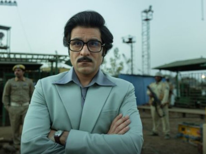  'सारे जहां से अच्छा है' या सीरिजमध्ये डॉ. होमी भाभा यांचे रहस्यमय विमान दुर्घटनादेखील दाखवण्यात आली आहे. तसेच भारतीय गुप्तचर एजेंसी कसं काम करते हेदेखील दाखवलं आहे.