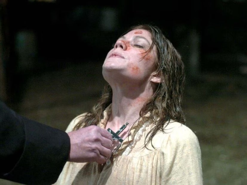  'द एक्सॉर्सिज्म ऑफ एमिली रोज' या चित्रपटाची कथा एमिली नामक एका मुलीच्या अवतीभोवती फिरते. एमिलीचं एक्सोरसिज्म केलं जातं. त्यानंतर तिचं निधन होतं.