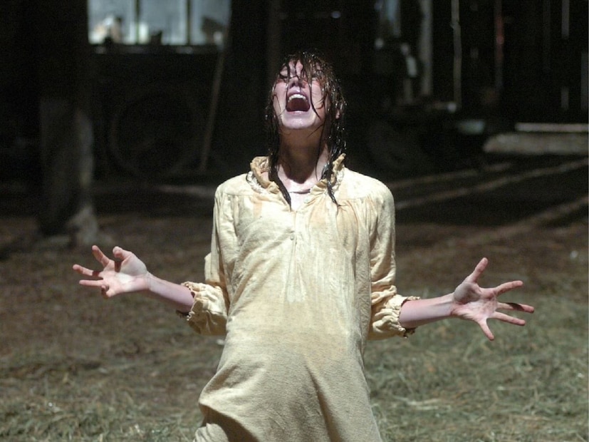  एमिलीचं प्रकरण पुढे कोर्टात जातं. हे प्रकरण खरंच भूता-प्रेताशी जोडलेलं आहे का? हे न्यायालयाला जाणून घ्यायचं असतं. 150-160 कोटी रुपयांच्या बजेटमध्ये या चित्रपटाची निर्मिती करण्यात आली आहे. जगभरात या चित्रपटाने 1,150 कोटी रुपयांची कमाई केली. IMDB वर या चित्रपटाला 6.7 रेटिंग मिळाले आहे. नेटफ्लिक्सवर सध्या हा चित्रपट उपलब्ध आहे. पण 31 डिसेंबरनंतर हा चित्रपट ओटीटीवरुन हटवण्यात येणार आहे.