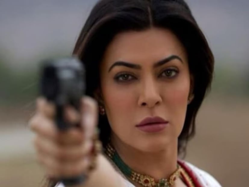  सुष्मिता सेन (Sushmita Sen) : सुष्मिता सेनने काही काळ अभिनयक्षेत्रापासून ब्रेक घेतला होता. त्यानंतर 'आर्या' या सीरिजच्या माध्यमातून तिने जोरदार कमबॅक केलं. या सीरिजचे सर्व सीझन ओटीटीवर गाजले. पुढे 'ताली' (Taali) या ट्रान्सजेंडर कार्यकर्ता असणाऱ्या श्री गौरी सावंत यांच्या भूमिकेच्या माध्यमातून सुष्मिता प्रेक्षकांच्या भेटीला आल्या. त्यांची ही भूमिकाही गाजली. वयाच्या 50 व्या वर्षी सुष्मिताची 'आर्या 3' ही वेब सीरिज काही दिवसांपूर्वीच प्रदर्शित झाली होती.