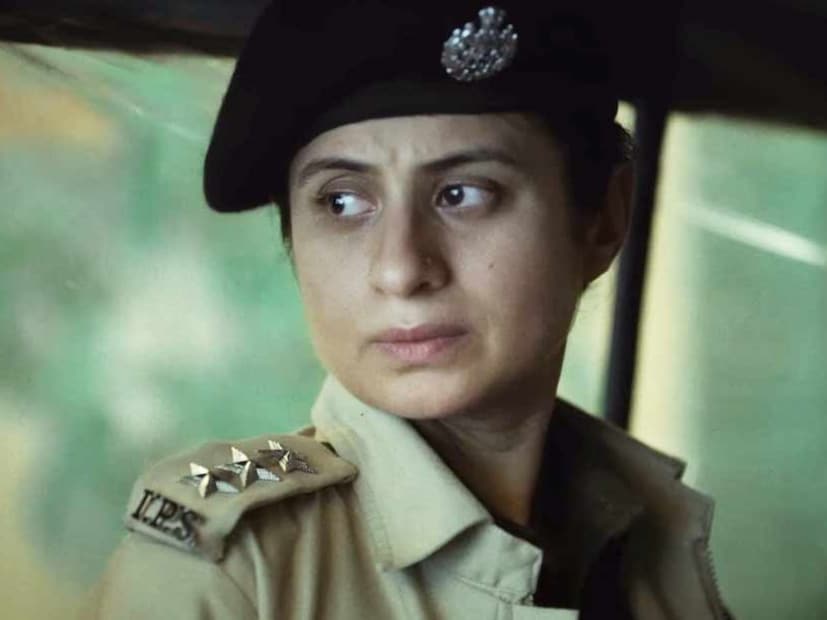  रसिका दुग्गल (Rasika Dugal) : रसिका दुग्गल सध्या 'दिल्ली क्राईम सीझन 3'मुळे चर्चेत आहे. नोव्हेंबर महिन्यात रसिकाची ही बहुप्रतीक्षित सीरिज नेटफ्लिक्सवर रिलीज झाली आहे. आपल्या दमदार अभिनयाने वयाच्या चाळीशीत रसिका दुग्गलने प्रेक्षकांची मन जिंकली आहेत. मंटो, मिर्झापूर ते दिल्ली क्राइम पर्यंत ओटीटीवरील अनेक लोकप्रिय वेब सीरिजचा रसिका दुग्गल महत्त्वाचा भाग आहे. आपल्या प्रत्येक भूमिकेच्या माध्यमातून रसिका प्रेक्षकांवर नव्याने छाप पाडते.