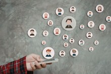 Facebook, Instagram आपल्या ओळखीच्या लोकांना Friend Suggestion मध्ये कसं दाखवतं?