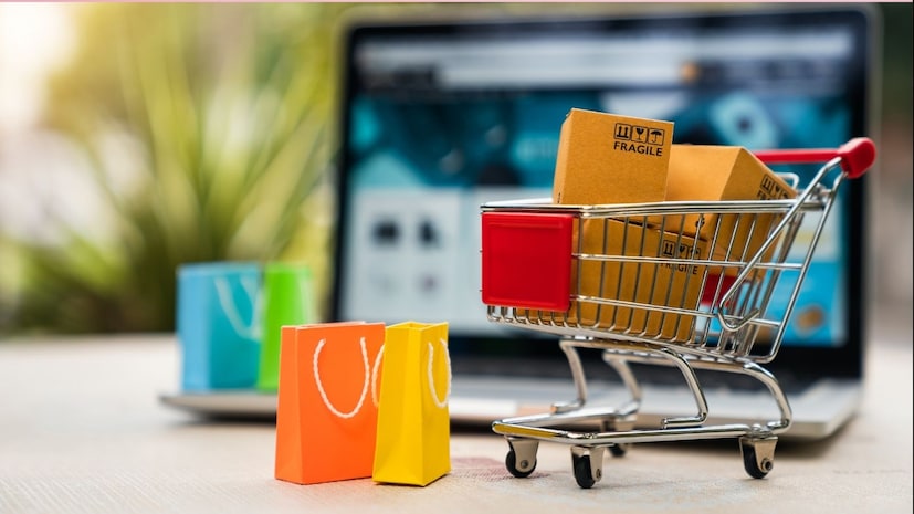 ऑनलाईन शॉपिंगमुळे घरबसल्या अगदी काही दिवसात किंवा काही वेळात सामान आपल्या घरी पोहोचतं. खाण्यापिण्याचे पदार्थ तर काही मिनिटांत आपल्या घर येतात. या ऑनलाईन शॉपिंगची लोकांना आता इतकी सवय झाली आहे की अगदी साधी 10 रुपयांची प्रिंटआऊटही लोक ऑनलाईन मागवत आहेत. प्रिंटआऊट काढण्यासाठीही लोक बाहेर पडत नाही आहेत. तुम्हाला विश्वास बसणार नाही 24 तास धावणाऱ्या मुंबईतील ऑनलाईन शॉपिंगचा हा धक्कादायक रिपोर्ट आहे. ऑनलाईन शॉपिंगमुळे घरबसल्या अगदी काही दिवसात किंवा काही वेळात सामान आपल्या घरी पोहोचतं. खाण्यापिण्याचे पदार्थ तर काही मिनिटांत आपल्या घर येतात. या ऑनलाईन शॉपिंगची लोकांना आता इतकी सवय झाली आहे की अगदी साधी 10 रुपयांची प्रिंटआऊटही लोक ऑनलाईन मागवत आहेत. प्रिंटआऊट काढण्यासाठीही लोक बाहेर पडत नाही आहेत. तुम्हाला विश्वास बसणार नाही 24 तास धावणाऱ्या मुंबईतील ऑनलाईन शॉपिंगचा हा धक्कादायक रिपोर्ट आहे.