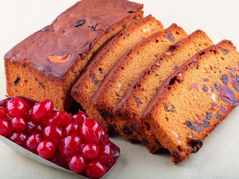 केक बेक कसा करायचा?ओव्हन 170°C वर प्रीहीट करा.
केक टिनला बटर लावून बटर पेपर लावा.
तयार बॅटर टिनमध्ये ओता आणि हलकं टॅप करा.
40–50 मिनिटं बेक करा.
टूथपिक स्वच्छ बाहेर आली तर केक तयार
पूर्ण थंड होऊ द्या आणि मगच कापून सर्व्ह करा.