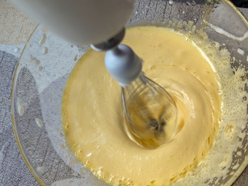 केक बॅटरसाठीमैदा – 1 कप
साखर – ¾ कप
बटर – ½ कप
अंडी – 2
बेकिंग पावडर – 1 टीस्पून
बेकिंग सोडा – ¼ टीस्पून
व्हॅनिला इसेंस – 1 टीस्पून
दालचिनी पावडर – ¼ टीस्पून
जायफळ पावडर – 1 चिमूट