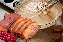 Plum Cake Recipe : घरच्या घरी बनवा बेकरीला टक्कर देणारा प्लम केके, चव अशी की घरचे म्हणतील, 'अरे, व्वा !कोणत्या दुकानातून आणला?'