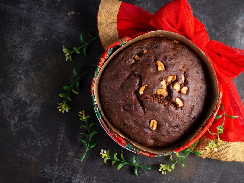 थंडीत आणि विशेषतः ख्रिसमसच्या सणात घराघरांत गोड सुगंध दरवळायला लागतो. त्या सुगंधाचं कारण म्हणजे प्लम केक. प्लम केक का ख्रिसमसची शान आहे आणि तो ख्रिसमसला सर्वाधिक खाल्ला जातो. खिश्चन लोक हा सण मोठ्याप्रमाणात साजरा करत असले तरी देखील असे अनेक इतर लोक आहेत ज्यांना हा केक खायला आवडतो. तर काही लोकांना तो घरी बनवायला देखील आवडेल, फक्त पर्फेर्ट रेसीपी हवी.... तु्म्ही देखील त्यांपैकीच एक आहेत ज्यांना हा केक घरी बनवायला आवडेल. मग आधी त्याचं साहित्य मग त्याची रेसेपी जाणून घ्या. थंडीत आणि विशेषतः ख्रिसमसच्या सणात घराघरांत गोड सुगंध दरवळायला लागतो. त्या सुगंधाचं कारण म्हणजे प्लम केक. प्लम केक का ख्रिसमसची शान आहे आणि तो ख्रिसमसला सर्वाधिक खाल्ला जातो. खिश्चन लोक हा सण मोठ्याप्रमाणात साजरा करत असले तरी देखील असे अनेक इतर लोक आहेत ज्यांना हा केक खायला आवडतो. तर काही लोकांना तो घरी बनवायला देखील आवडेल, फक्त पर्फेर्ट रेसीपी हवी.... तु्म्ही देखील त्यांपैकीच एक आहेत ज्यांना हा केक घरी बनवायला आवडेल. मग आधी त्याचं साहित्य मग त्याची रेसेपी जाणून घ्या.