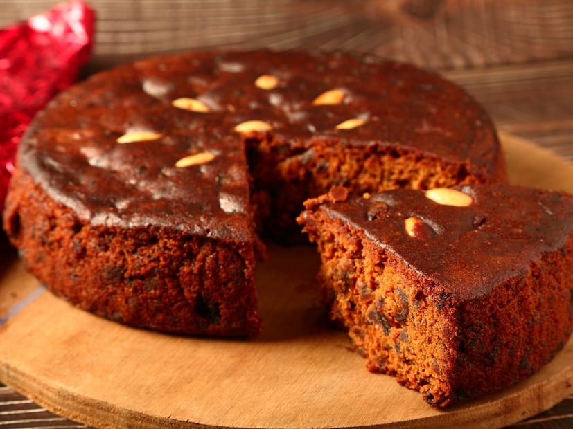 हा केक फक्त गोड पदार्थ नसून, परंपरा आणि सेलिब्रेशन यांचं सुंदर मिश्रण आहे. ड्राय फ्रुट्सचा भरपूर वापर,  खास सुगंध आणि केकमधली मऊ टेक्श्चर यामुळे प्लम केकचा एक वेगळाच ठसा मनात बसतो. बाहेरून केक विकत घेण्यापेक्षा घरच्या घरी प्लम केक करणं अधिक मजेदार आणि चविष्ट असतं.