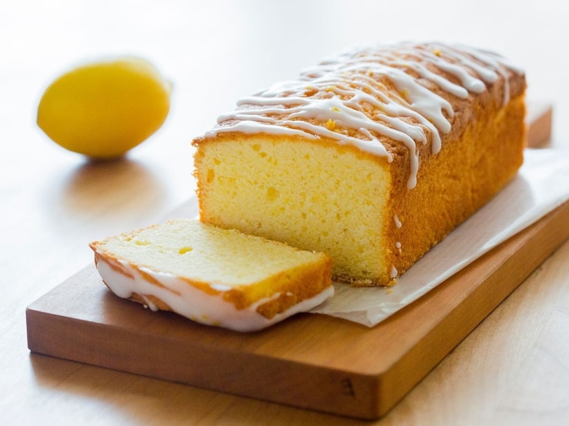 प्लम केकसाठी लागणारं साहित्यमनुका (Raisins) - ½ कप
प्लम्स/ड्राय फ्रूट मिक्स - ½ कप
टूटी-फ्रूटी - ¼ कप
खजूर - 6-7 बिया काढून
ऑरेंज ज्यूस / सफरचंदाचा ज्यूस / रम -  1 कप