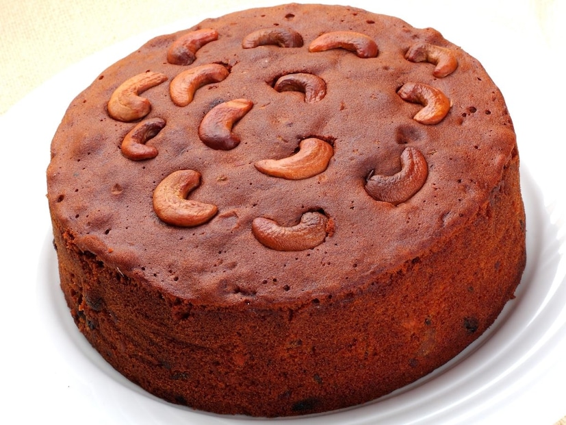 ड्रायफ्रुट्स कसे भिजवायचे?सर्व ड्रायफ्रुट्स बारीक कापून एका बाउलमध्ये घ्या.
त्यावर ज्यूस (किंवा नॉन-अल्कोहोलिक रम पर्याय) ओता.
किमान 2–3 तास भिजू द्या. अधिक चव यावी म्हणून रात्रभर भिजवलं तर उत्तम.