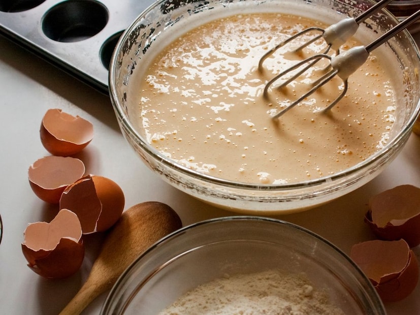 केक बॅटर बनवण्याची पद्धतएका मोठ्या बाउलमध्ये बटर आणि साखर छान क्रिमी होईपर्यंत फेटा. त्यात एक एक करून अंडी घाला आणि नीट फेटून घ्या. आता व्हॅनिला इसेंस घाला. वेगळ्या बाउलमध्ये मैदा, बेकिंग पावडर, बेकिंग सोडा, दालचिनी आणि जायफळ पावडर मिक्स करा.
हा मैदा मिश्रण थोडं-थोडं करून बटर-अंडीच्या मिश्रणात मिसळा. शेवटी भिजवलेली सुकेफळं (थोडा ज्यूस वगळून) बॅटरमध्ये घाला आणि नीट फोल्ड करा.