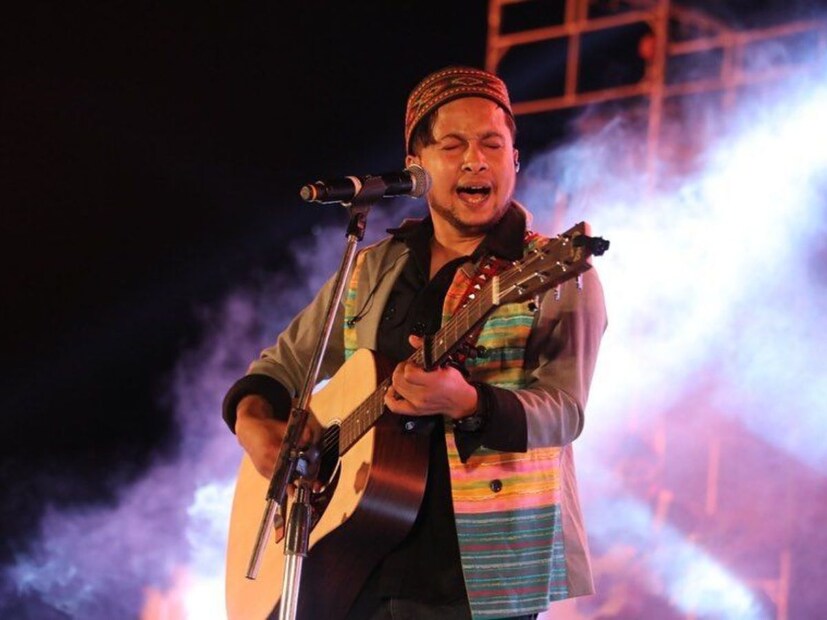  पवनदीप आपल्या कमबॅकबाबत म्हणाला,"अपघातानंतर मी बिछान्यातच पडलो होतो. मग मी फ्लाइटने मुंबईला आलो, माझा पाय त्याच अवस्थेत होता. मुंबईत मी एक महिना बिछान्यात होतो, मग हळूहळू चालू लागलो. आता हळूहळू गिटार वाजवणंही सुरू केलं आहे. माझा हात थोडा ठीक झाला आहे, तरी अजून पूर्णपणे बरा झालेला नाही".