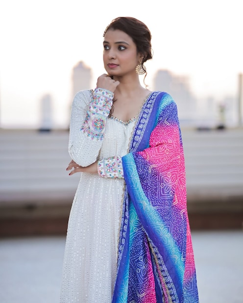  "तेव्हा आर्ट्सला इतकं महत्त्वं नव्हतं. फॅमिलीमध्ये जेव्हा डॉक्टर्स, इंजिनिअर असतात तेव्हा मुलीसाठी खूप सेफ आणि करेक्टर क्षेत्र मेडिकल मानलं जातं. मोठ्याचं ऐकलं. परीक्षा दिल्या. MBBS ला एडमिशन मिळालं नाही त्यामुळे BDS ला गेले."