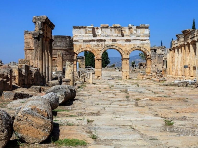 मंदिरातील पुजाऱ्याचाही इथंच मृत्यू झाला. जर्मनीतील ड्यूसबर्ग-एसेन विद्यापीठातील ज्वालामुखीशास्त्रज्ञ हार्डी फांझ यांच्या नेतृत्वाखालील पथकाने एक सविस्तर अभ्यास केला. मंदिराबाहेरील एक दगडी दरवाजा एका लहान गुहेत जातो. हा दरवाजा आयताकृती जागेत बांधलेला आहे. इतिहासकार म्हणतात की या गुहेच्या वर एकेकाळी एक मंदिर होतं. आजूबाजूला दगड आहेत,  जिथं लोक येत असत आणि वेळ घालवत असत. सुमारे 2200 वर्षांपूर्वी, येथील गरम पाण्याच्या झऱ्यांमध्ये चमत्कारिक शक्ती होती, ज्यामुळे आजार बरे होत होते. म्हणूनच मोठ्या संख्येने लोक या झऱ्यांमध्ये स्नान करण्यासाठी या ठिकाणी येत असत.