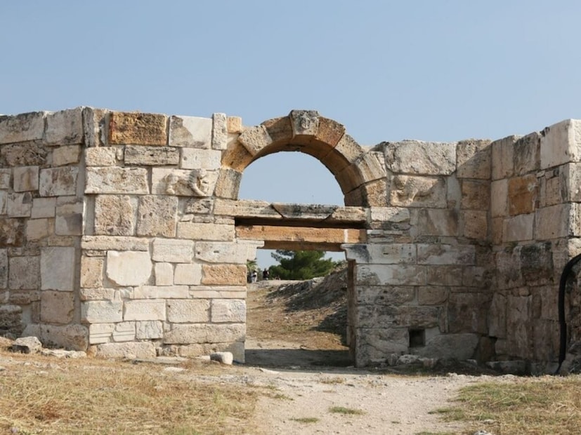 संशोधनानुसार रात्री आणि पहाटे या वायूचा प्रभाव सर्वात जास्त असतो. दिवसा सूर्यप्रकाश आणि उष्णतेमुळे वायूचं किंचित बाष्पीभवन होतं. संधोधकांना आढळलं की दिवसा सूर्याची उष्णता वायूचे विघटन करतं, पण रात्री आणि पहाटेच्या वेळी हा वायू अत्यंत विषारी बनतो. जमिनीपासून 40 सेंटीमीटर उंचीपर्यंत त्याचे परिणाम घातक असतात. पुजाऱ्याचा मृत्यू याच कारणामुळे झाला असावा असा संघाचा विश्वास आहे.